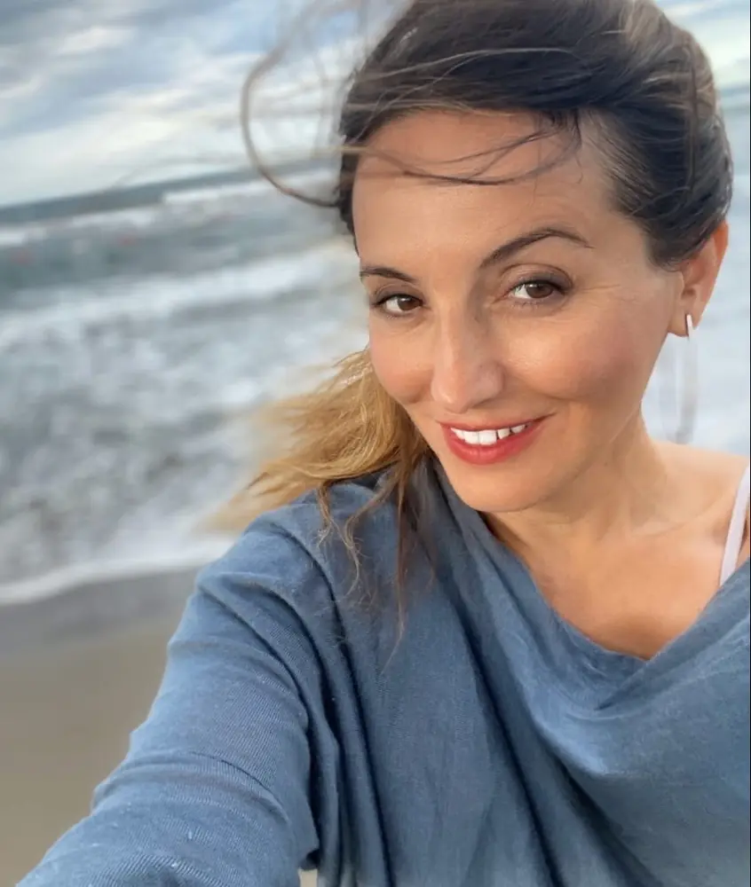Dra. Venera Bekteshi junto al mar